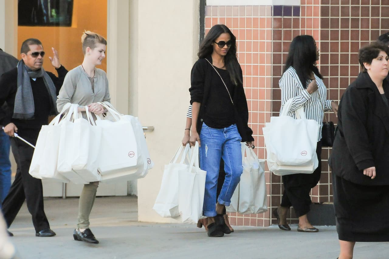 WOW. Zoe Saldaña hace unas "pequeñas" compras. ¡Cuántas bolsas cargan!