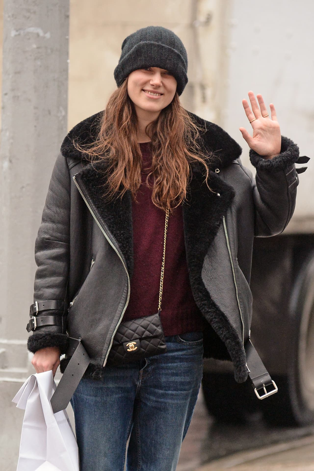 Keira Knightley saluda risueña a los fotógrafos, en pleno shopping.