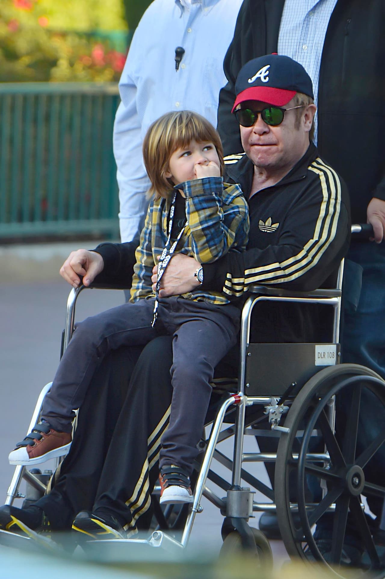 ¿Qué le pasó a Elton John? Disfrutó de Disney pero en silla de ruedas.