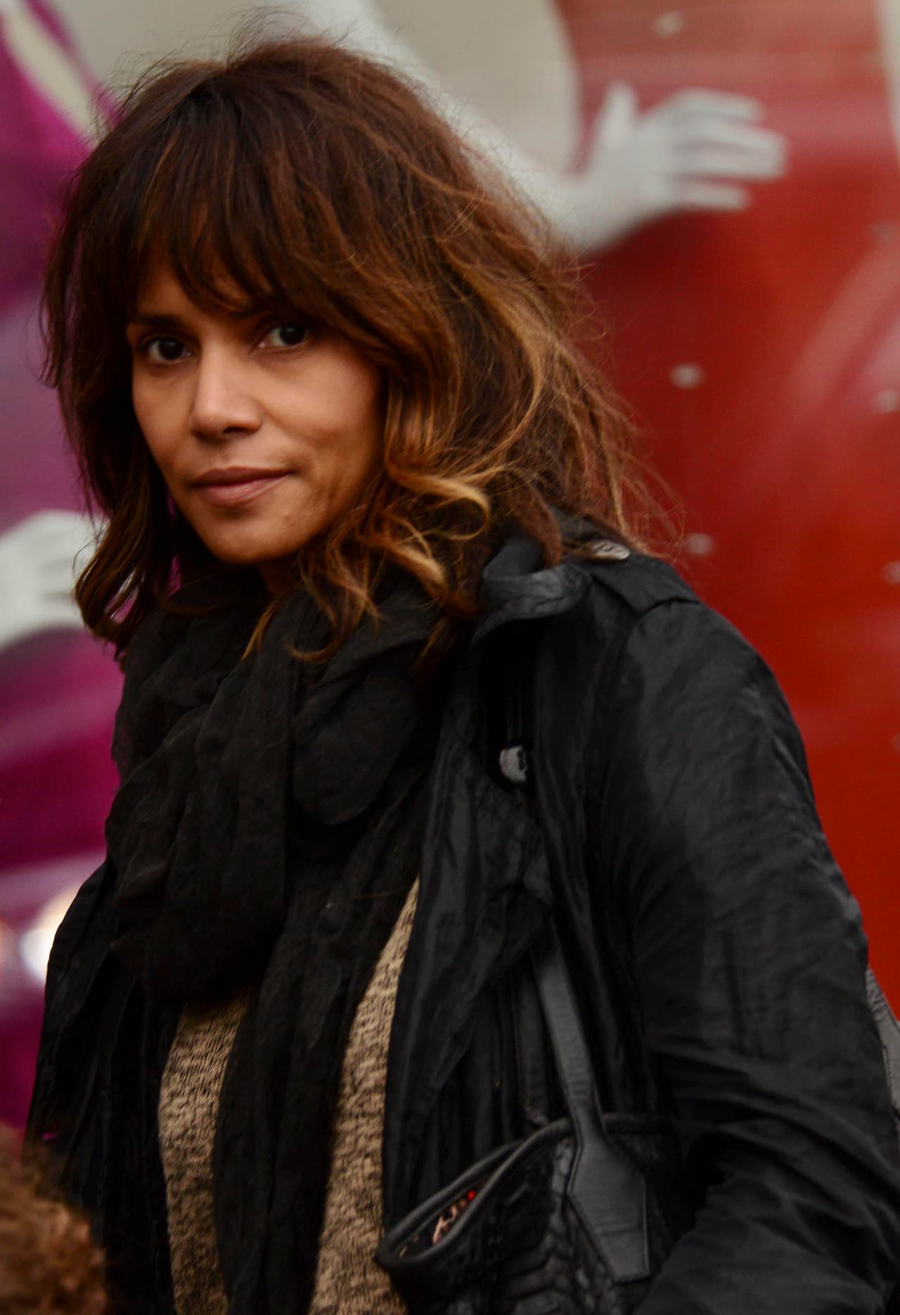 Halle Berry salió sola a hacer sus últimas compras navideñas.
