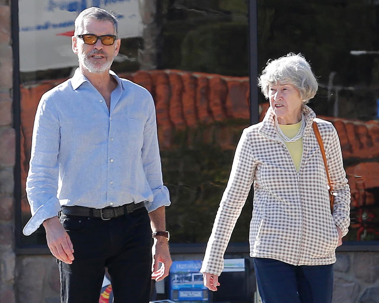 Pierce Brosnan, consintiendo a su mami.