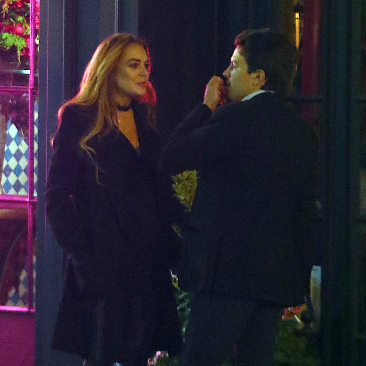 Lindsay Lohan sale de bar en bar, con un chico desconocido.