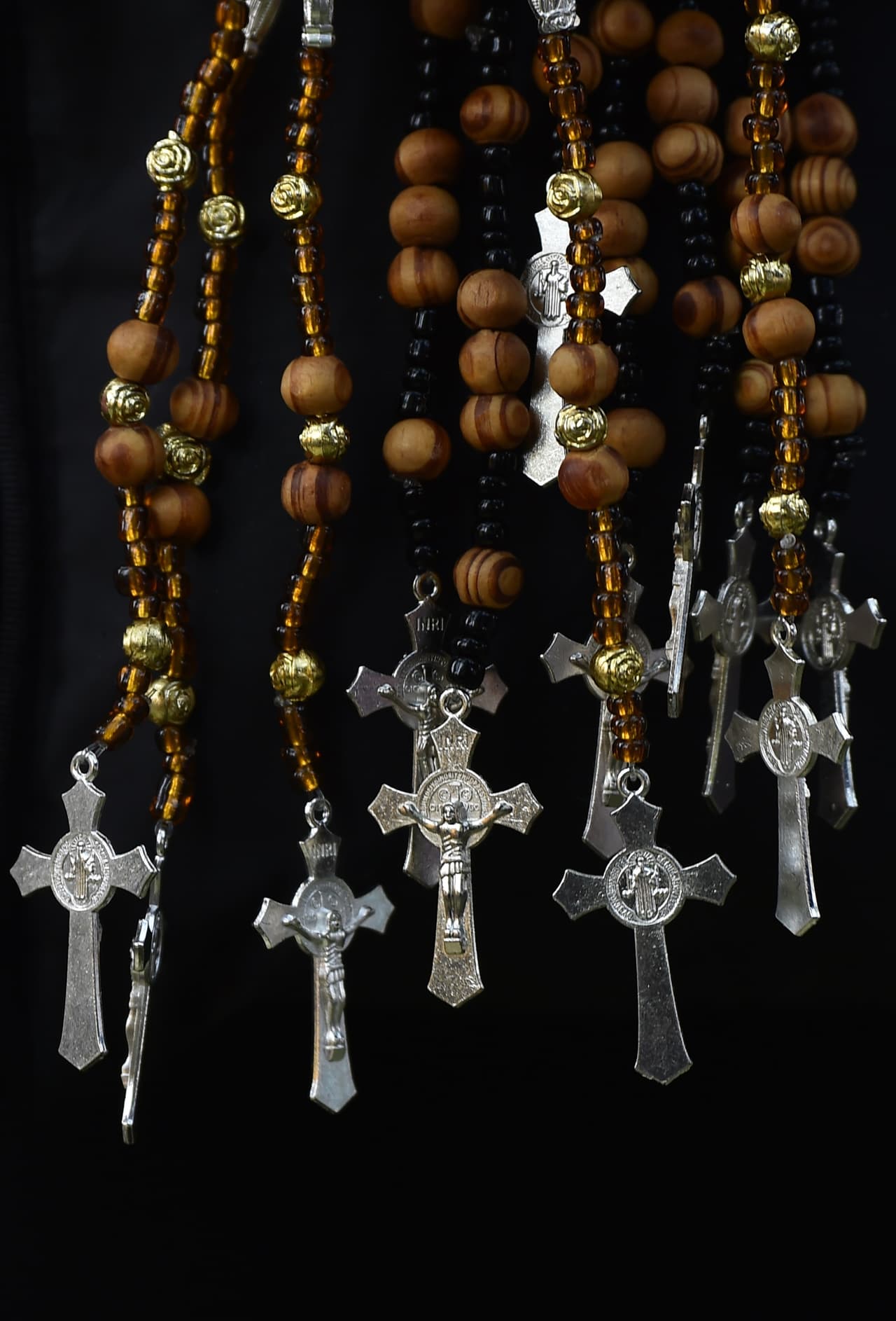 La Virgen se le apareció sosteniendo un rosario y le enseñó a recitarlo, pidiéndole que lo replicara y que cada católico lo aprendiera a rezar.