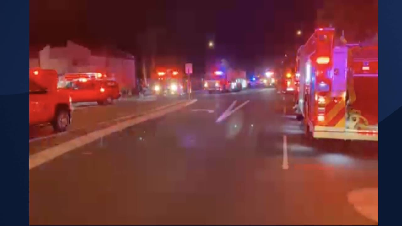 “Las llamadas iniciales al 911 informaron de un incendio en el patio del tercer piso con la evacuación de los residentes”, se lee en el comunicado del departamento de bomberos de Phoenix.
<br>