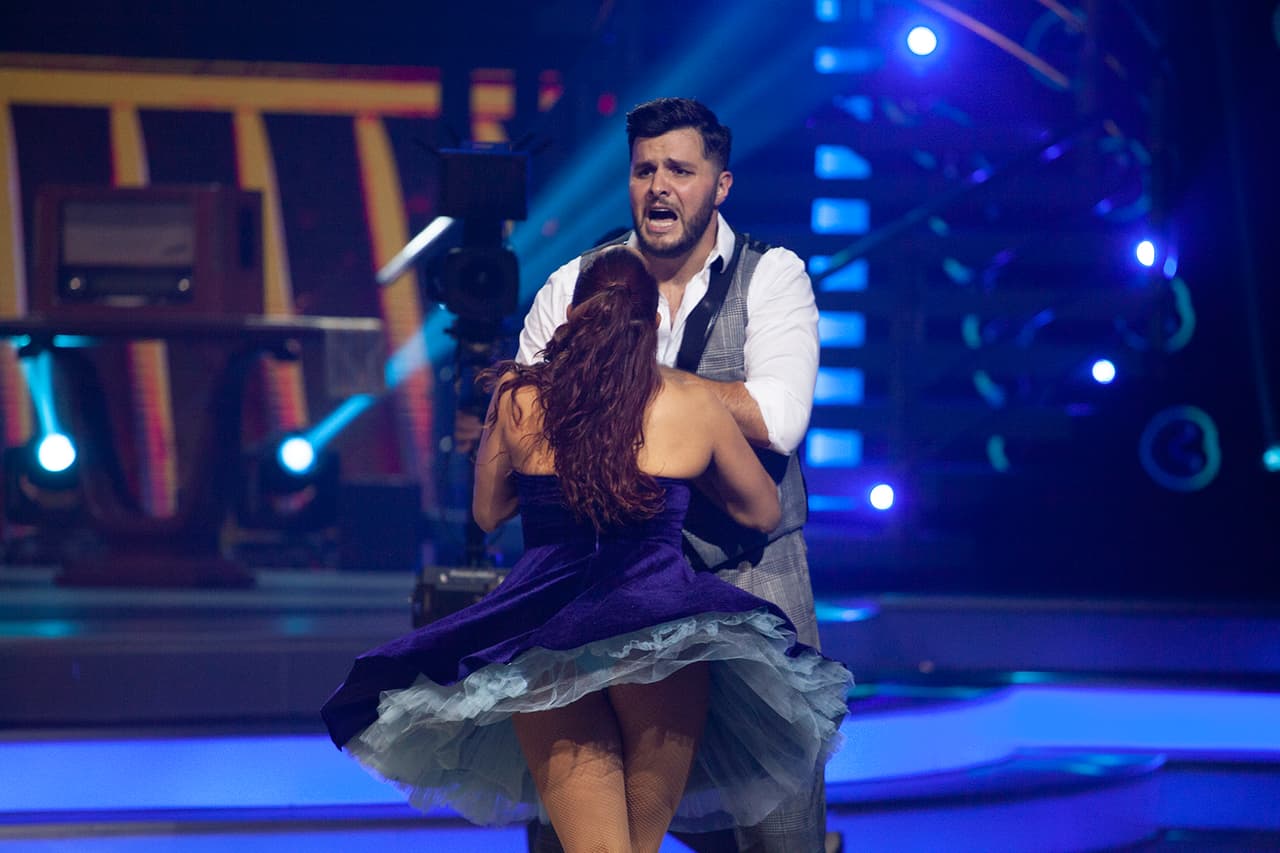 Bailó 'Cómo te voy a olvidar' de los Ángeles Azules. De ahí resultó lesionado del hombro.