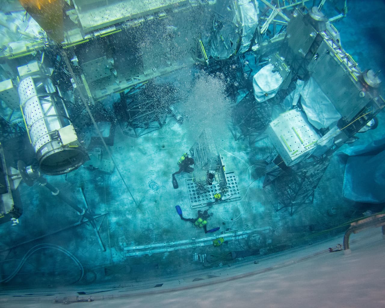 Si fueras en expedición a la estación, tendrías que entrenar en una piscina como esta de la NASA, la piscina South High Bay del Laboratorio de Flotabilidad Neutra en Houston, Texas, donde practican sus astronautas en un ambiente que simula la gravedad disminuída del espacio. La foto fue tomada este 24 de mayo.