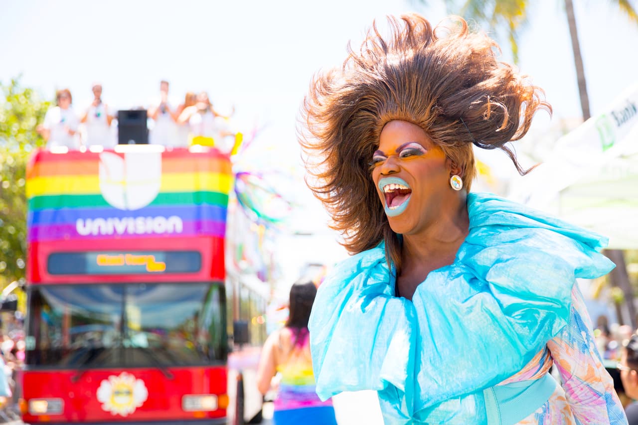 Un desfile multicolor por Ocean Drive, en South Beach, marcó este domingo el inicio de las celebraciones del orgullo del colectivo LGBTQ en Miami.