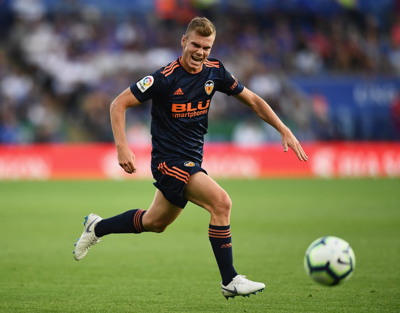 Defensa: Toni Lato (Valencia C.F.) - 9.3 millones de dólares.