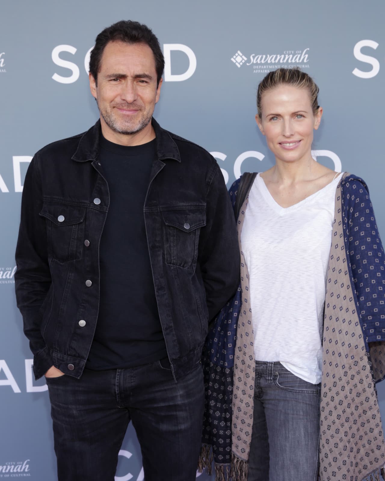 Demian y Stefanie se conocieron en 2010, según reporta el diario 
<a href="https://www.eluniversal.com.mx/espectaculos/cine/ella-era-stefanie-sherk-la-esposa-de-demian-bichir" target="_blank">El Universal</a>, y fue en 2011 que el actor la presentó como su novia.