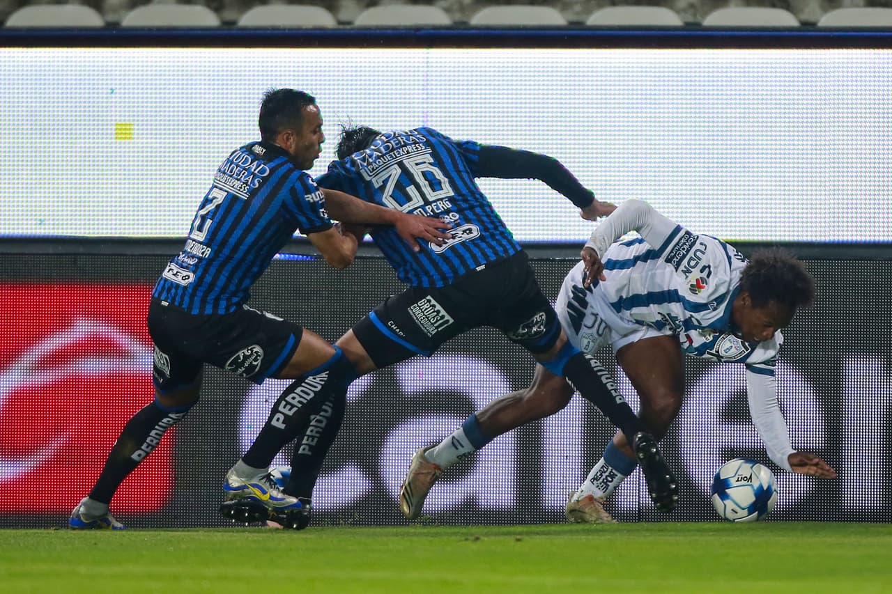 Los Tuzos se fueron con ventaja al descanso tras los tantos de Nicolás Ibáñez y Luis Chávez, pero Ángel Sepúlveda rescató el empate para los Gallos; José Angulo había adelantado a los visitantes.