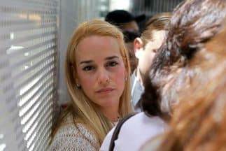La esposa de López, Lilian Tintori, acudió al tribunal a primera hora en compañía de otros familiare.