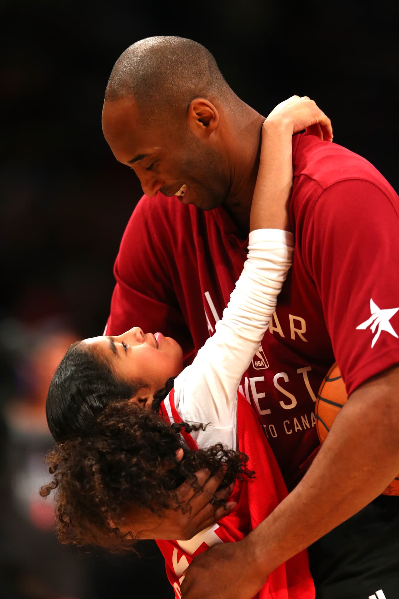 Para su nueva foto de perfil de Instagram, eligió una imagen del 14 de febrero de 2016, cuando su esposo e hija fueron fotografiados abrazándose y mirándose con ternura en Toronto, en el Air Canada Center. En su posterior publicación,
<b> Vanessa Bryant pidió que se les repete su privacidad</b> durante estos momentos de tanto dolor.