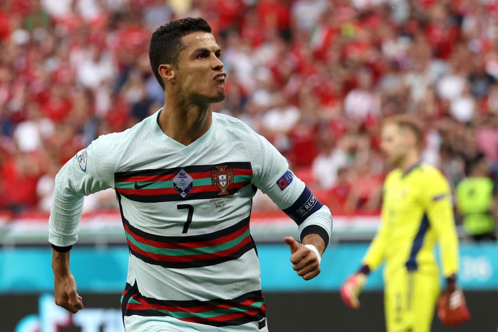 Portugal salva el resultado y derrota a Hungría 3-0 durante el partido del Grupo F en la Euro 2020. La primera parte del partido empataban a cero, pero Raphael Guerreiro ponía el primer tanto al minuto 84 y Cristiano Ronaldo se encargó de cerrar el partido con doblete, sumando los primeros tres puntos para los lusos.