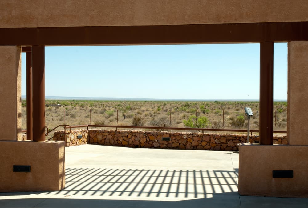 Desde este edificio turístico, cientos de personas llegan a diario a Marfa, Texas, con tal de ser de los suertudos en presenciar las luces, aunque en realidad se han reportado que solamente se ven una docena de veces al año.