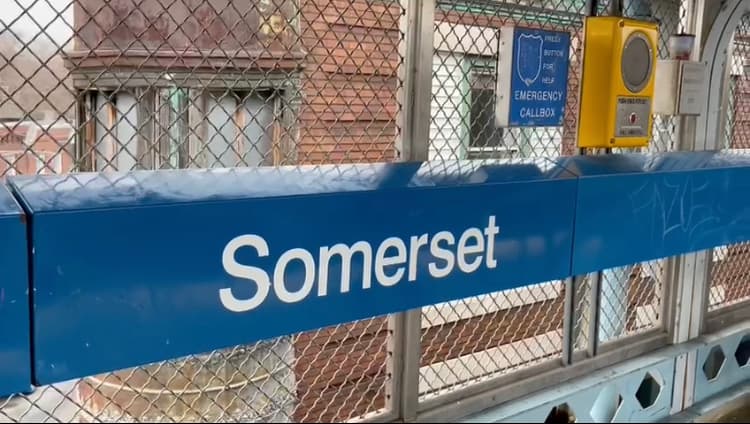 La 
<b>estación de Somerset en la intersección de <a href="https://www.univision.com/local/philadelphia-wuvp/necesitamos-seguridad-residentes-reaccionan-al-establecimiento-de-un-distrito-policiaco-en-kensington-video">Kensington</a> Avenue, East Somerset Street y D Stree</b>t estará cerrada por limpieza y reparaciones de ascensores que podrían demorar meses. La estación sirve un promedio de 800 pasajeros todos los días de la semana, lo que representa alrededor del 40% del número de pasajeros antes de COVID, según datos de SEPTA.