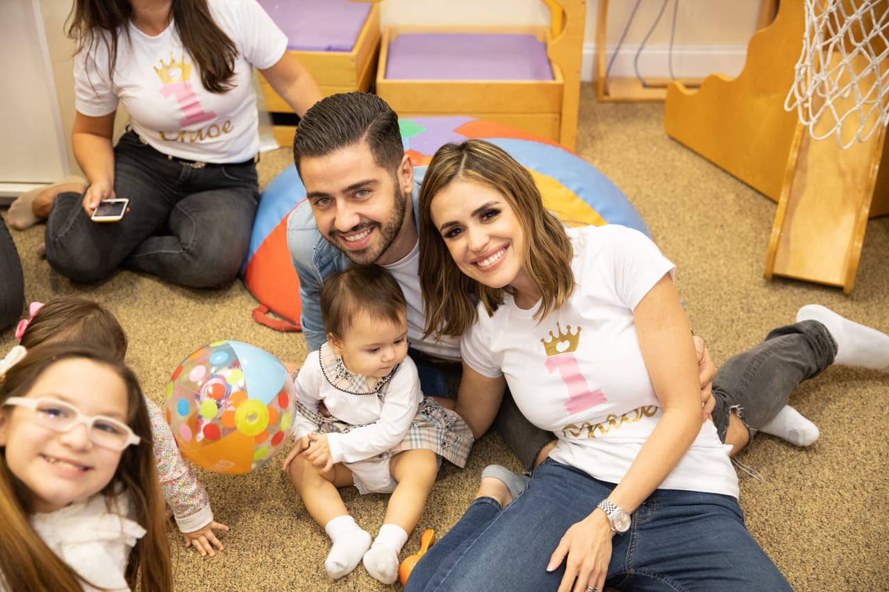 Borja Voces, compañero y amigo de Univision de Carolina, no se perdió la fiesta de su sobrina postiza y así de felices posaron ante las cámaras.