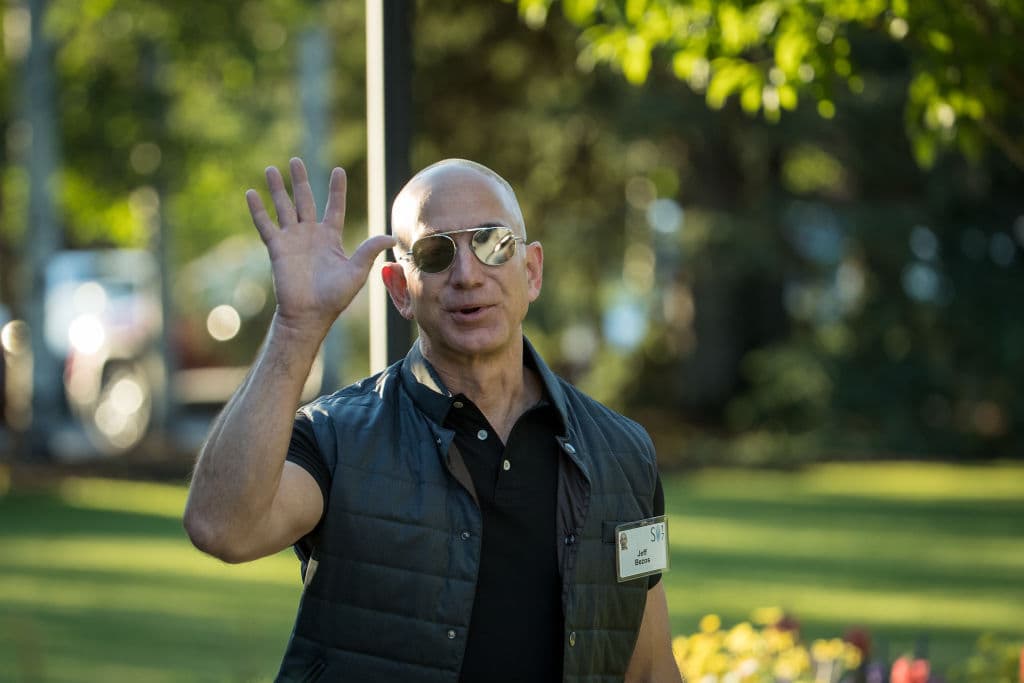 El hombre más rico del mundo lleva tiempo preparando 
<b>su renuncia como presidente ejecutivo de Amazon</b>, y a principios de mayo vendió 739,000 participaciones de la empresa, según documentos públicos que presentó ante la Comisión de Bolsa y Valores de EE.UU. (SEC).
<br>