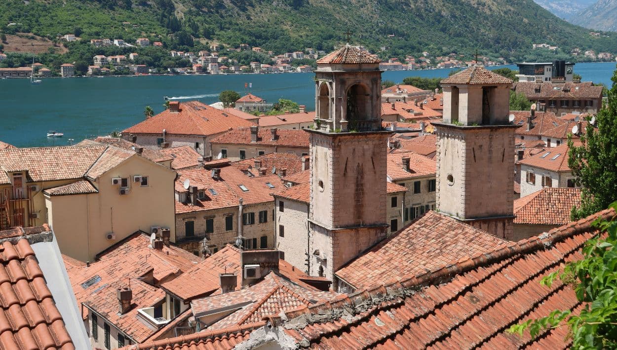 Recorrer Kotor es moverse entre calles antiguas y vistas abiertas al mar.