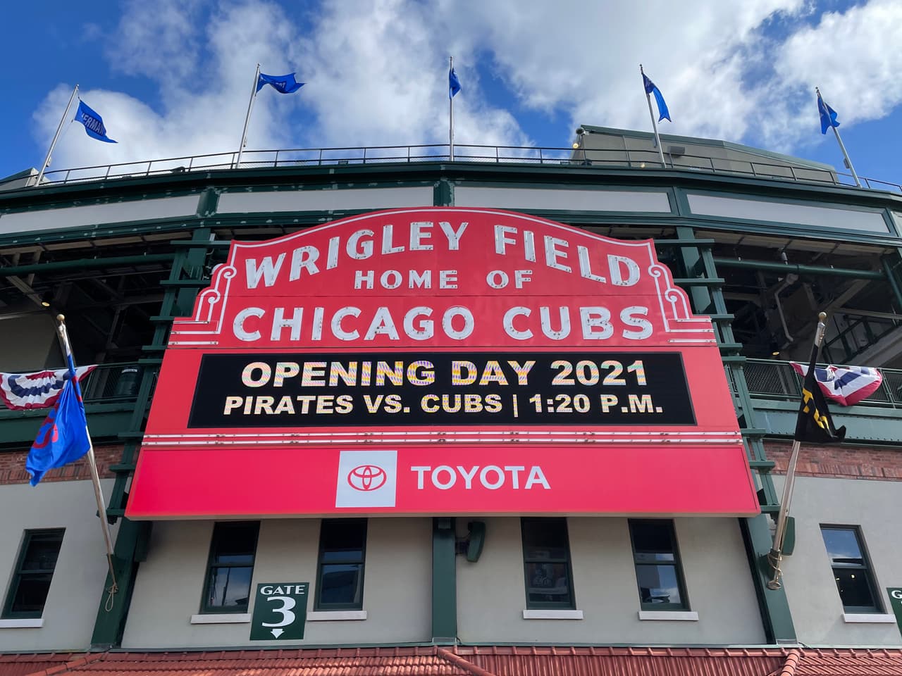 La alcaldesa Lori Lightfoot junto a las funcionarias de salud, la Dra. Arwady y la Dra. Ezike, subirán al montículo para realizar el tradicional primer lanzamiento.