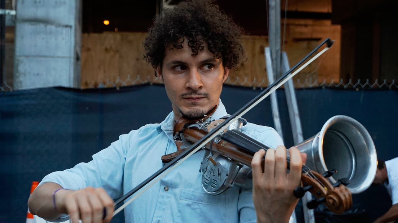 El segundo en llegar a probar el sonido fue 
<a href="https://www.instagram.com/santiagoperine/" target="_blank">Santiago Prieto</a> quien toca el charango, el violín y la guitarra. Con esos tres instrumentos le da vida a las canciones de Monsieur Periné.