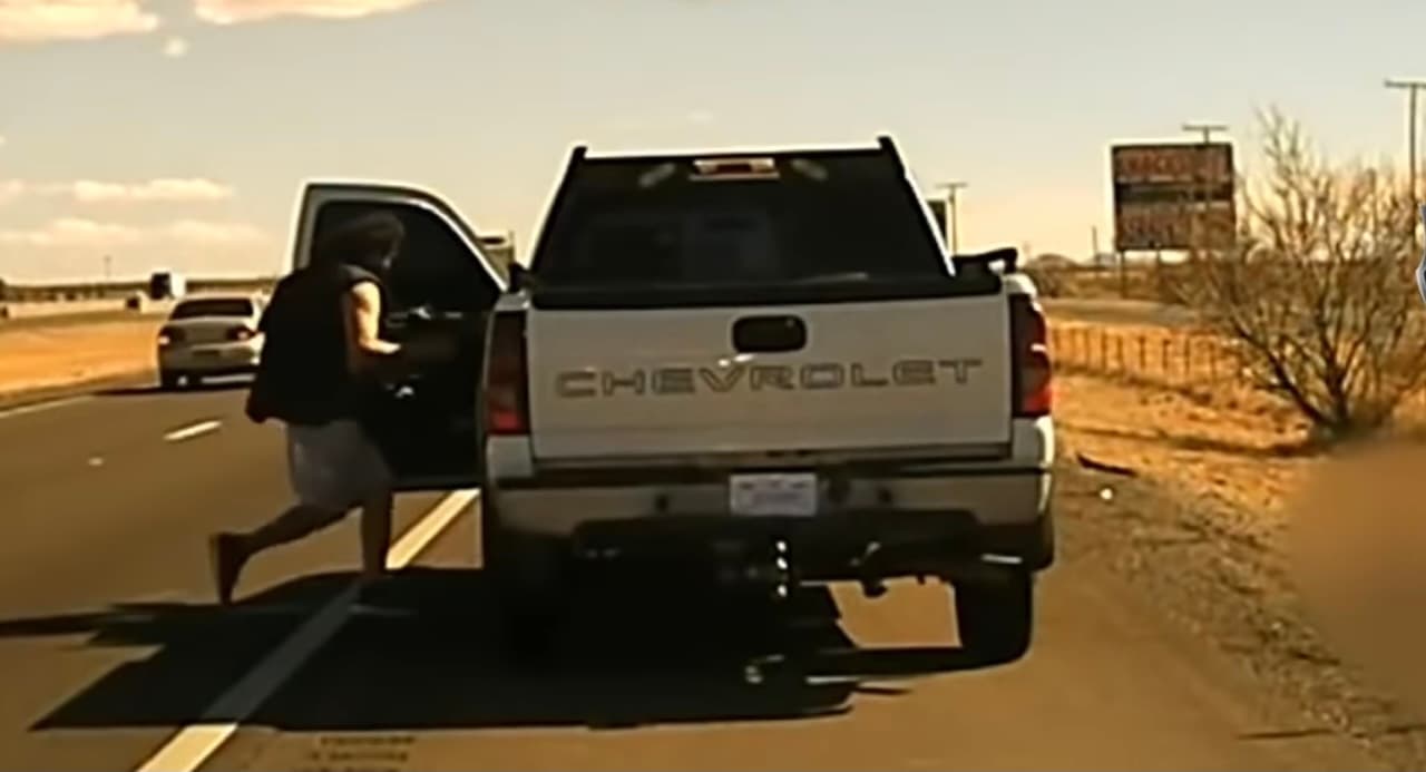 <b>A sangre fría. </b>Tras verlo tirado, Cueva se acercó y “le disparó varias rondas más (…) y una más a quemarropa en la parte posterior de su cabeza” antes de subir a la camioneta para irse del lugar,
<a href="https://www.dps.nm.gov/index.php/news-releases/item/816-new-mexico-state-police-officer-killed-during-traffic-stop-on-interstate-10-in-luna-county" target="_blank">dejando sin vida a Jarrot</a>, de acuerdo con un comunicado de la Policía Estatal de Nuevo México (NSMP). Luego
<br>