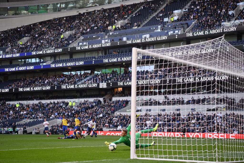El costo de todo el proyecto supera los mil millones de dólares y se espera que el 3 de abril en el juego de Premier League entre Tottenham y Crystal Palace sea su inauguración formal.