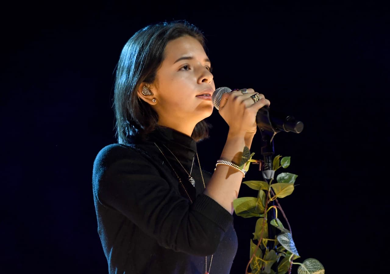 Cuando le preguntaron si había aceptado la propuesta de Vicente Fernández, de grabar un tema a dúo con 
<b>su nieto Alex Fernández</b>, la más pequeña de los hijos del maestro Pepe Aguilar, respondió inicialmente que no sabía.