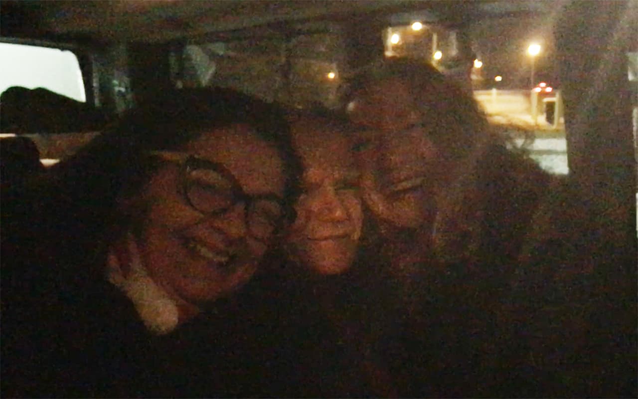 "¡Lo tenemos, lo tenemos!", decían cuando el independentista subió y se abrazó una vez más con su hija y su abogada, Jan Susler.