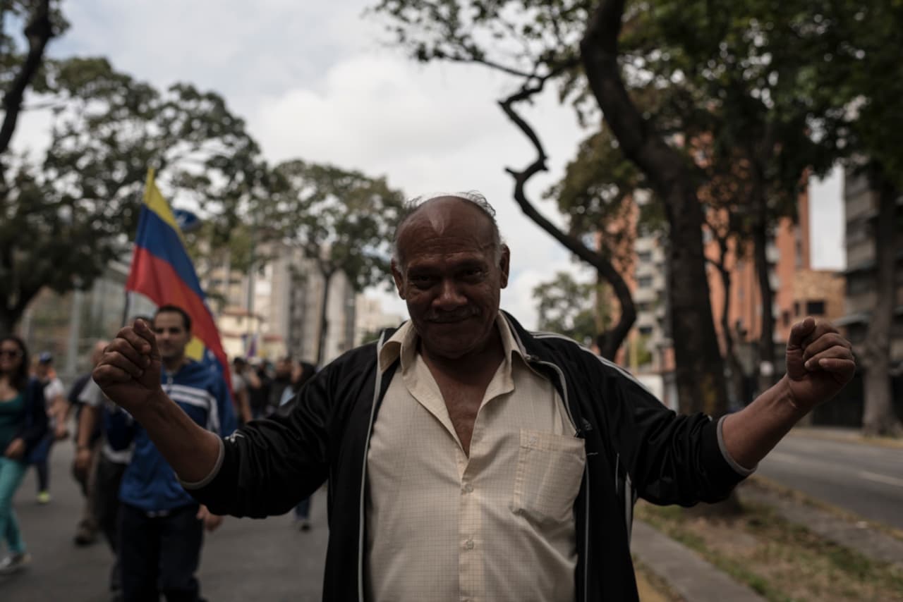 "Como todo venezolano, estoy reclamando mis derechos para que empiece a funcionar la economía", afirmó por su parte Juan Pablo Ramirez, de Cotiza. Luego de que Guaidó se juramentó como presidente encargado, numerosos países, entre ellos EEUU, lo reconocieron como legítimo.