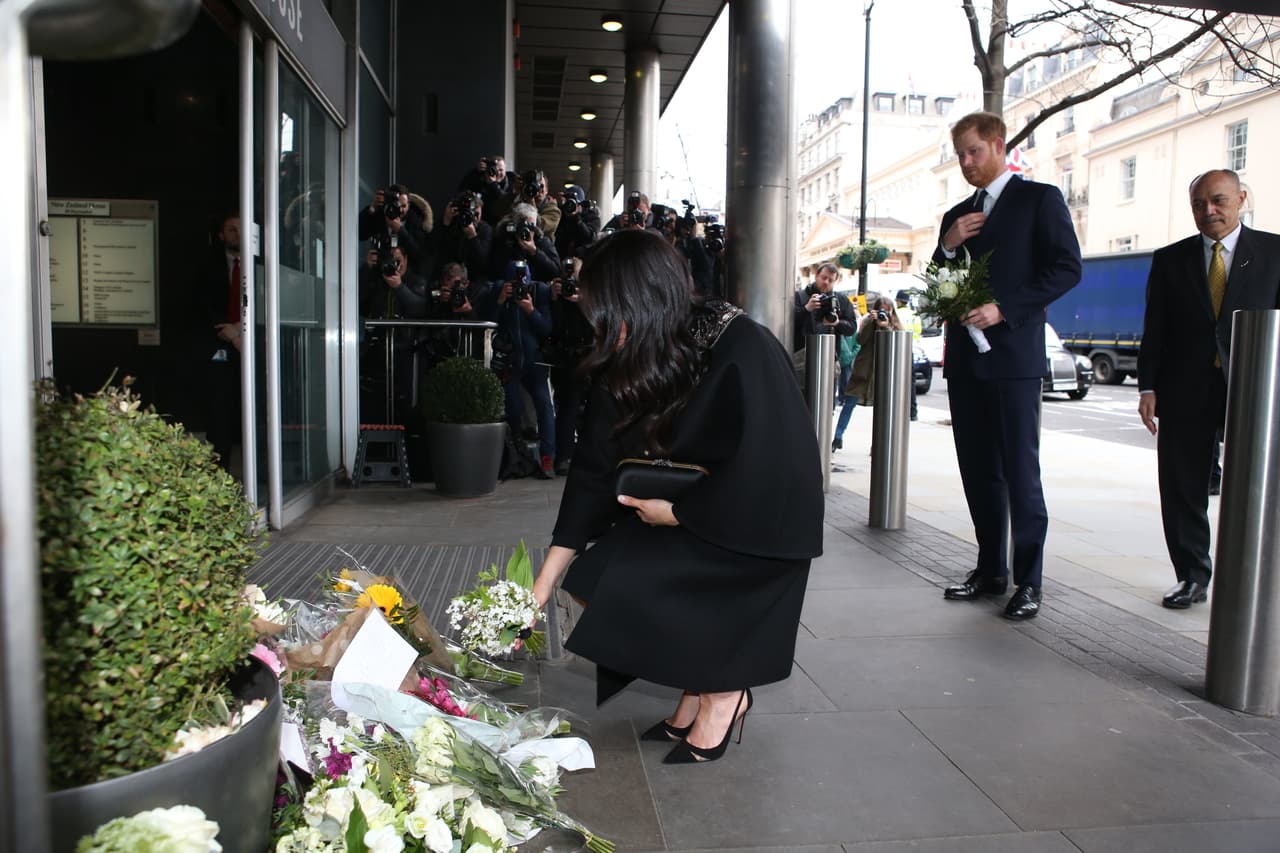 <b>19 de marzo de 2019</b>
<br>
<br>La duquesa de Sussex acudió a la 
<b><a href="https://www.univision.com/famosos/meghan-markle-interrumpe-su-descanso-mientras-su-hermanastro-reclama-conocer-a-su-futuro-bebe-fotos" target="_blank">Casa de Nueva Zelanda</a></b>, en Londres, para expresar sus condolencias por el ataque terrorista en Christchurch, que cobró 50 vidas.