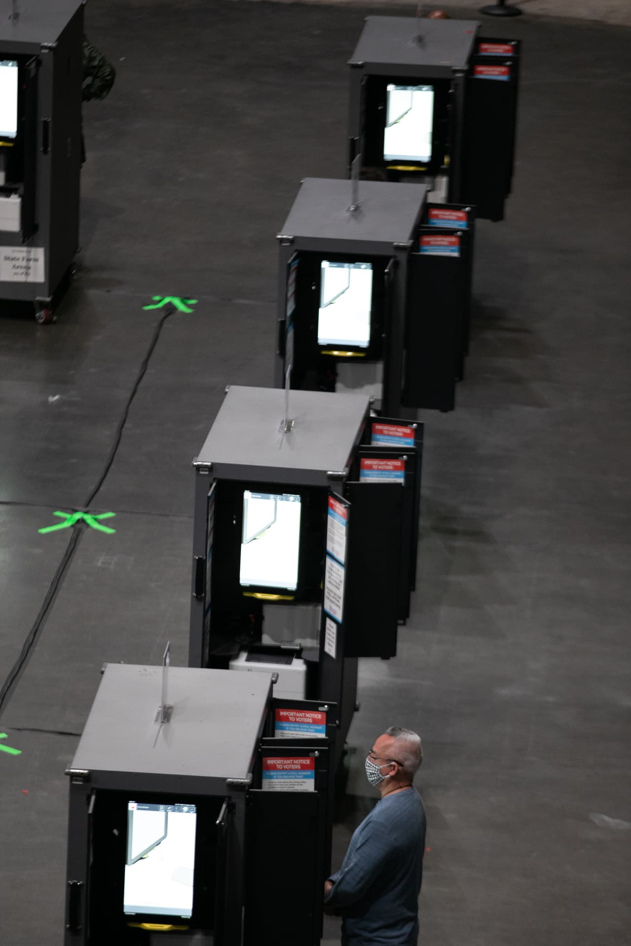 Los funcionarios del condado de Fulton dijeron que hubo un problema técnico con el software y que las máquinas se reiniciaron para permitir que comenzara la votación.