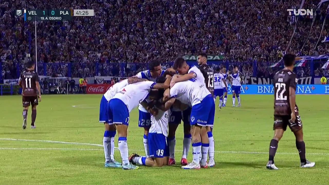 ¡Cabezazo que sorprendió a todos! Abiel Osorio marca el primero de Vélez