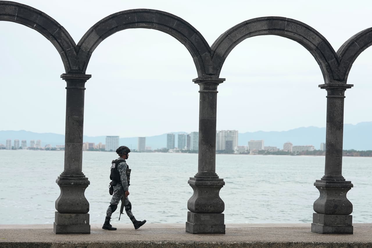 Un miembro de la Guardia Nacional mexicana patrulla el malecón mientras el huracán Simón se acerca a Puerto Vallarta el domingo 11 de octubre de 2026.