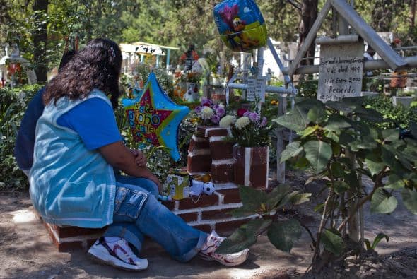 Las familias mexicanas aprovechan para limpiar y renovar la última morada de sus seres queridos.