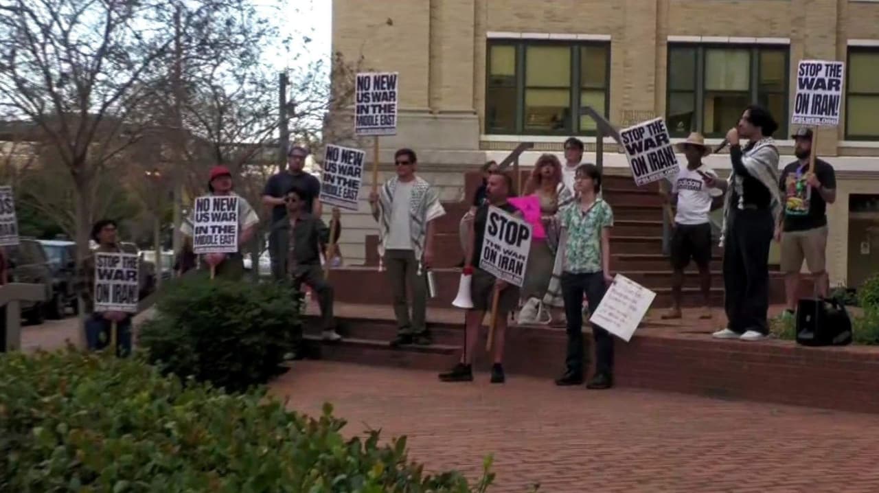 “No a la guerra”, protestan en Tampa contra ataques a Irán y violencia en Medio Oriente