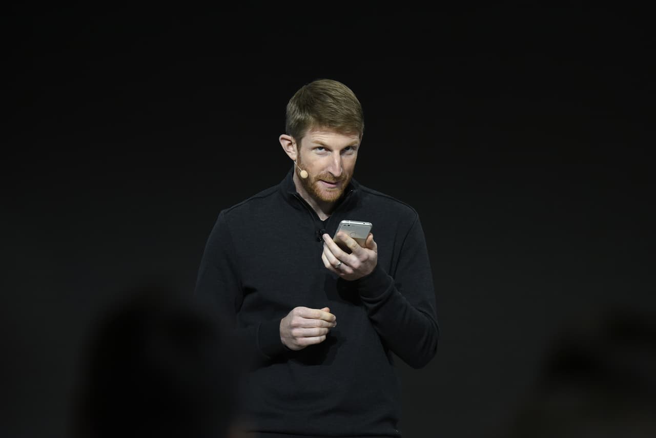 Brian Rakowski, vicepresidente de producto de Google, habla con su teléfono Pixel.