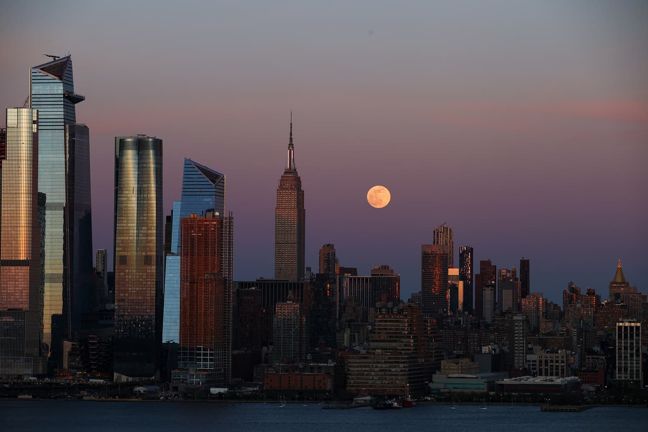 La luna llena de primavera del lunes 
<a href="https://www.univision.com/horoscopos/super-luna-rosa-fotos">no es realmente rosa</a>, sino que es el apodo que le ha dado el Farmers' Almanac en su guía sobre superlunas porque su aparición coincide con la de la flor silvestre norteamericana rosa phlox.
<br>
<br>En la foto, sobre el 
<i>skyline</i> de la ciudad de Nueva York.