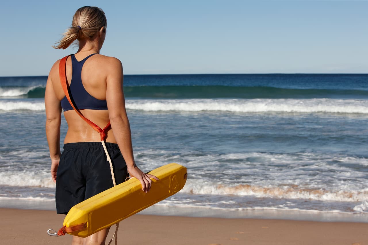 Guardavidas. Para ejercer esta profesión, precisas la certificación de la Cruz Roja, para la cual debes realizar un entrenamiento y lograr ser un nadador profesional. También, necesitarás aprender sobre técnicas de primeros auxilios y liderazgo.