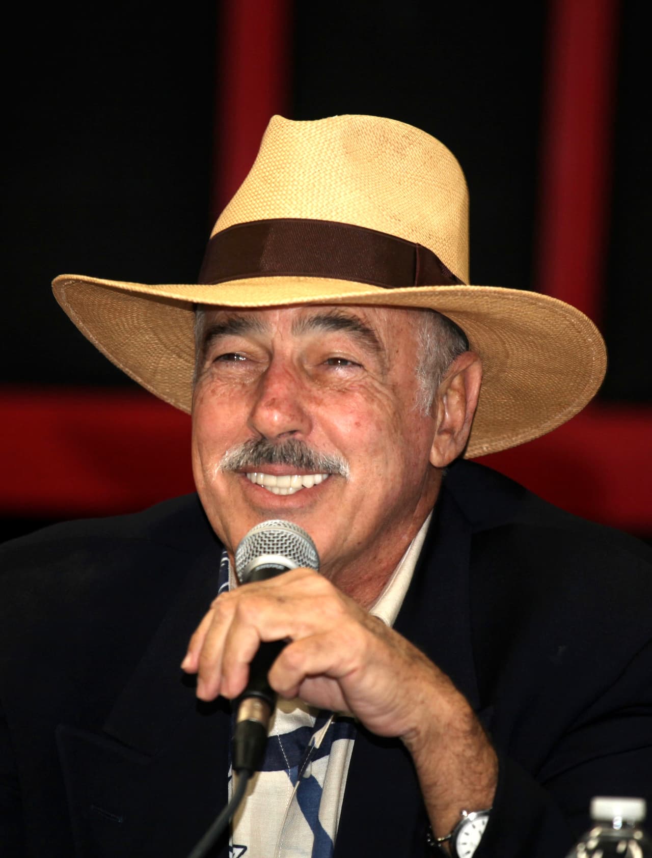 “Me la lastimé (la espalda) todo. 
<b>Ando con miedo por mi espalda</b>, porque me di un golpazo que no tienes una idea. Bueno, 
<b><a href="https://www.univision.com/shows/hoy/esposa-de-andres-garcia-revela-detalles-de-su-matrimonio-en-el-cumpleanos-numero-78-del-actor-video" target="_blank">Margarita (su esposa)</a></b> iba conmigo y ya no quiere ella subirse a un carro conmigo”, dijo.