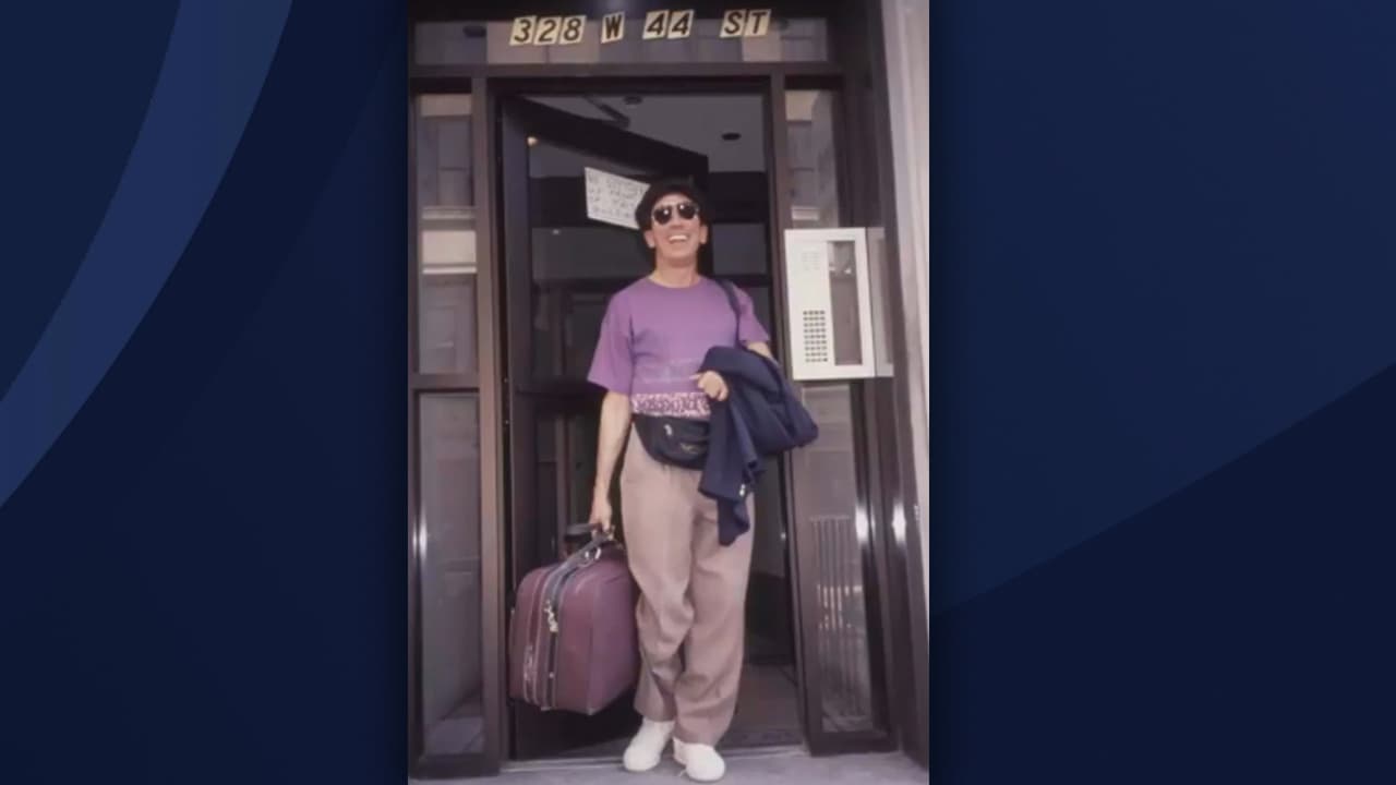 Reinaldo Arenas en la entrada del edificio de Nueva York donde vivió sus últimos años.