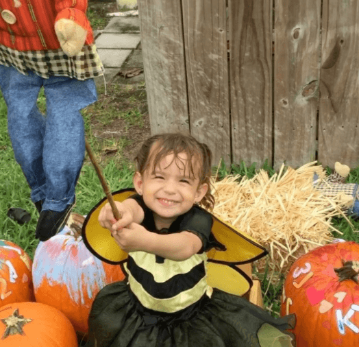 La pequeña hija de Alan y Cristy se divirtió en grande haciendo travesuras.