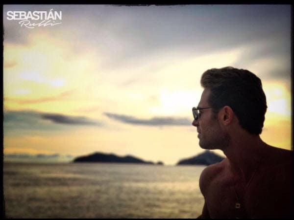 Y con su
<b><a href="http://www.univision.com/programas/novelas/el-elenco-de-papa-a-toda-madre-se-reune-por-primera-vez-fotos">nueva imagen</a></b> las ha cautivado a todas, sobre todo a
<b><a href="http://www.univision.com/programas/novelas/las-5-parejas-mas-romanticas-de-las-telenovelas-de-todos-los-tiempos-fotos">Angelique Boyer</a></b>. ¿Qué es lo que más te gusta de este galán argentino?