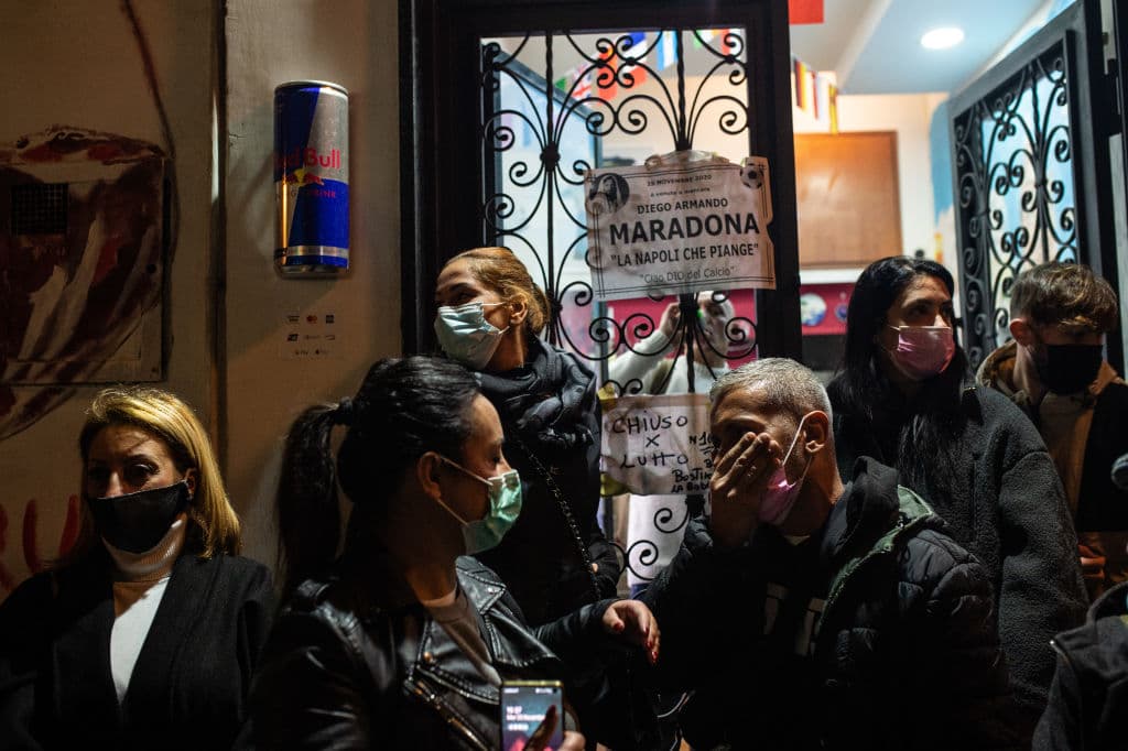 Así viven la muerte de Diego Armando Maradona en San Paolo.