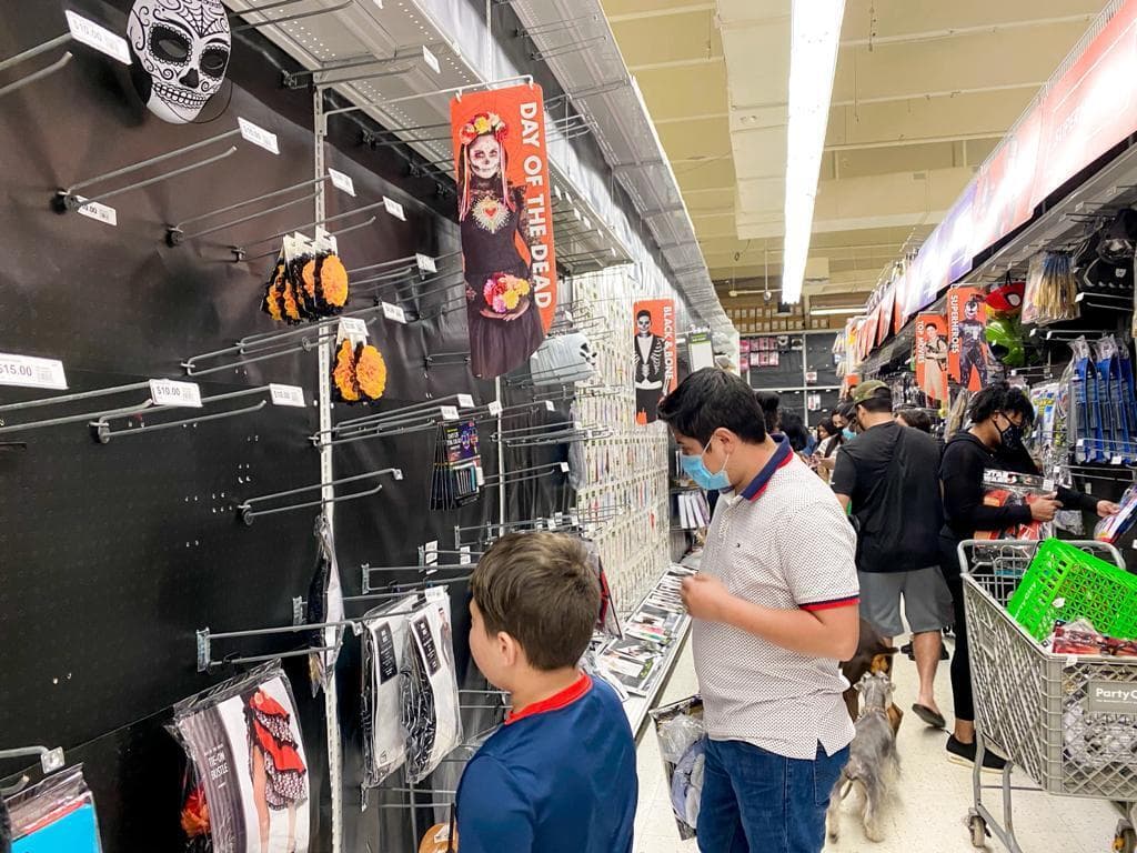 La celebración de Halloween se ha quedado en los huesos debido a la escasez de la cadena de suministro por retrasos en el envío, por lo que si aún no ha ordenado su disfraz, es posible que tenga que pensar en una opción diferente.