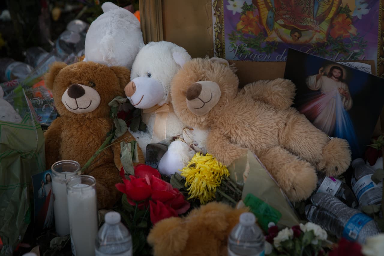 Las imágenes de santos y los peluches abundan en el espacio que los vecinos de San Antonio han dedicado a las víctimas que llegaron el domingo en la madrugada al estacionamiento de esta tienda. Según documentos de la demanda, el chofer del camión, James Matthew Bradley Jr., aseguró que se bajó del vehículo para orinar y escuchó golpes en el tráiler. Al abrir, dijo, fue que supo que lo que llevaba en la caja eran personas.