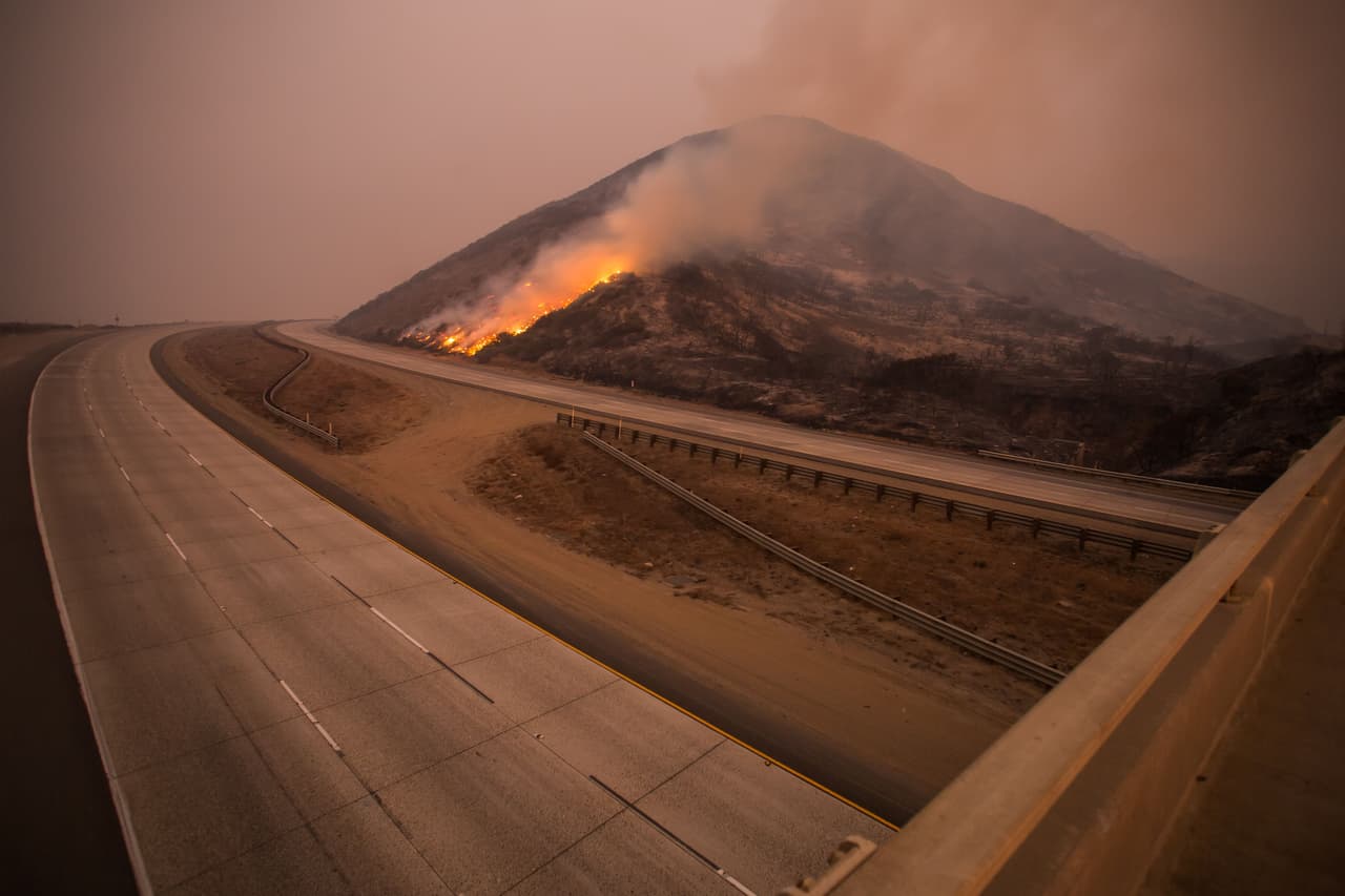 La autopista 101 sin tránsito, luego que el fuego Thomas la atravesara hacia la costa en Ventura.