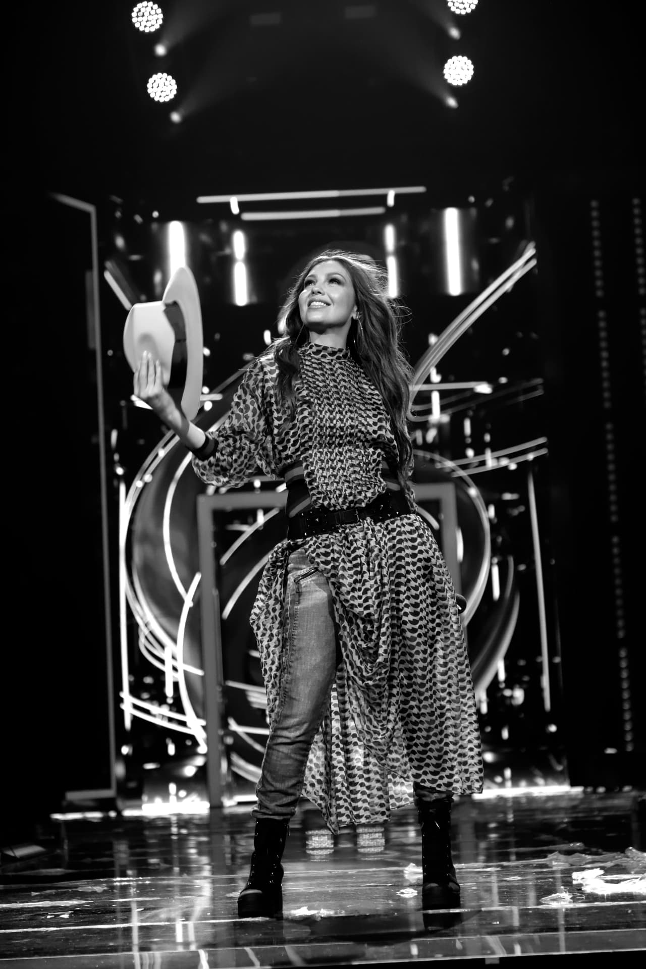 Debido a la carga de trabajo que representan los ensayos, y siendo esta su primera vez como host de Premio Lo Nuestro, Thalía dejó las zapatillas en casa y optó por unas cómodas botas.