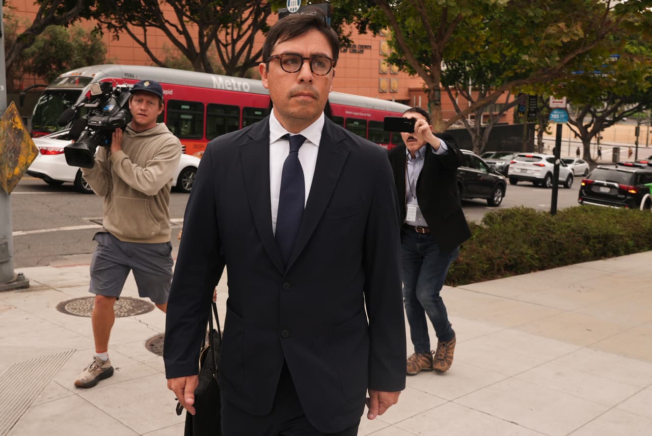 El Dr. Salvador Plasencia sale del tribunal federal el miércoles 23 de julio de 2025 en Los Ángeles, tras declararse culpable de haberle suministrado ketamina a Matthew Perry, lo que contribuyó a la muerte del actor por sobredosis en 2023. (Foto AP/Damian Dovarganes)
<br>