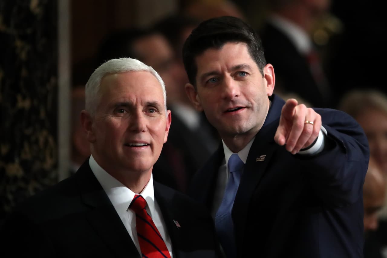 El vicepresidente de EEUU, Mike Pence, y Paul Ryan, presidente de la cámara de representantes, esperan la llegada del presidente Donald Trump.