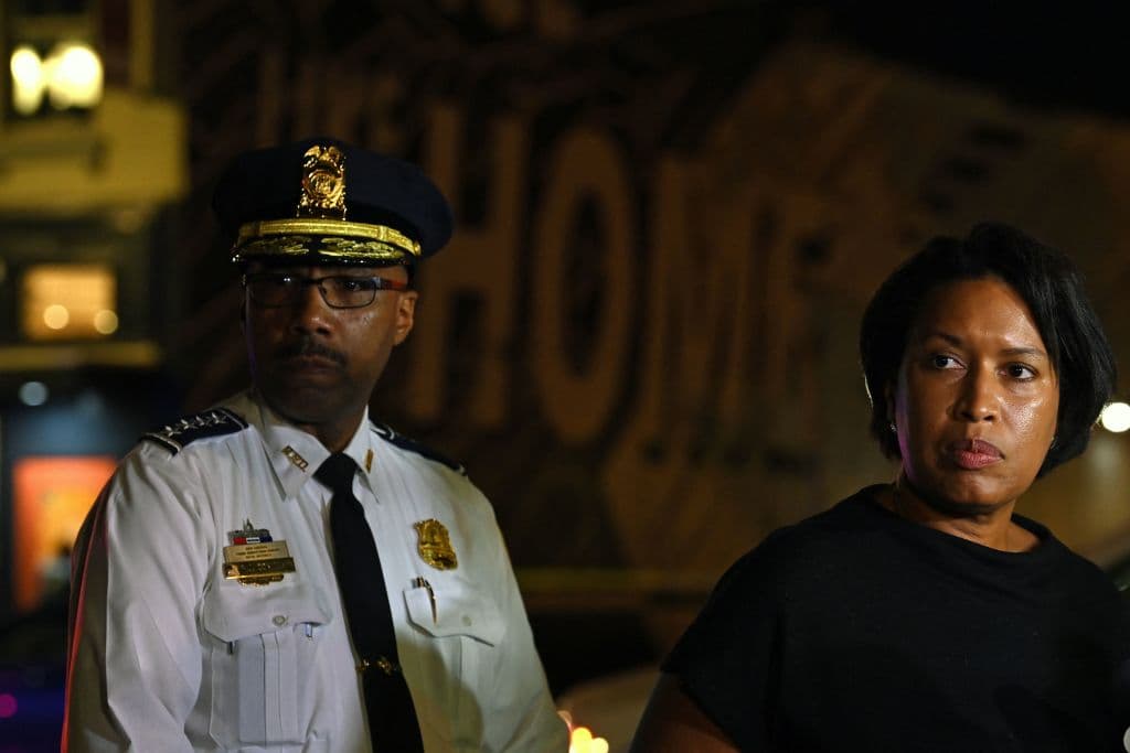La alcaldesa del Distrito de Columbia, Muriel Bowser, declara junto al jefe del Departamento de Policía Metropolitana de Washington D.C., and Robert Contee.
<br>